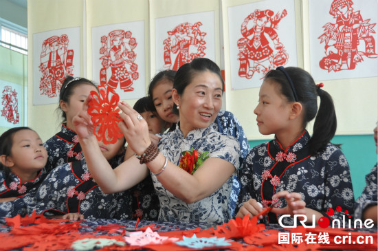 平度女教师巧手剪出巨幅剪纸喜迎党的十九大_fororder_郑峰雷和学生_meitu_9