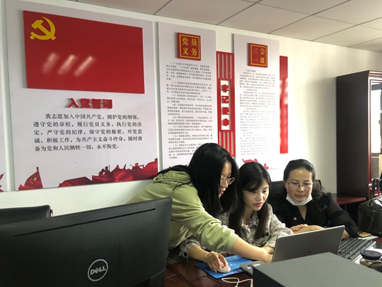 （供稿）贵阳税务：税企携手共建税收志愿服务_fororder_志愿者参与现场模拟申报摄影：谭孟