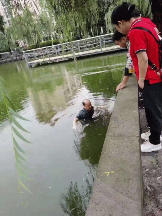感动！宜宾市叙州区二中高考带队老师邓军化身“水塘捞证工”_fororder_未标题-1