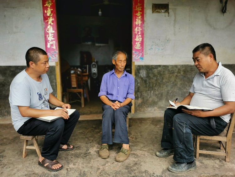 眉山青神县：党建引领聚民心 乡村振兴有“出路”_fororder_村组干部入户宣传-摄影-余文