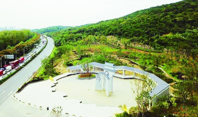 （旅游图文）南京栖霞山休闲旅游 文化广场近日建成