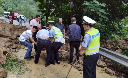 【原创】重庆云阳交巡警雨中坚守 保安全促畅通_fororder_微信图片_20210622144726