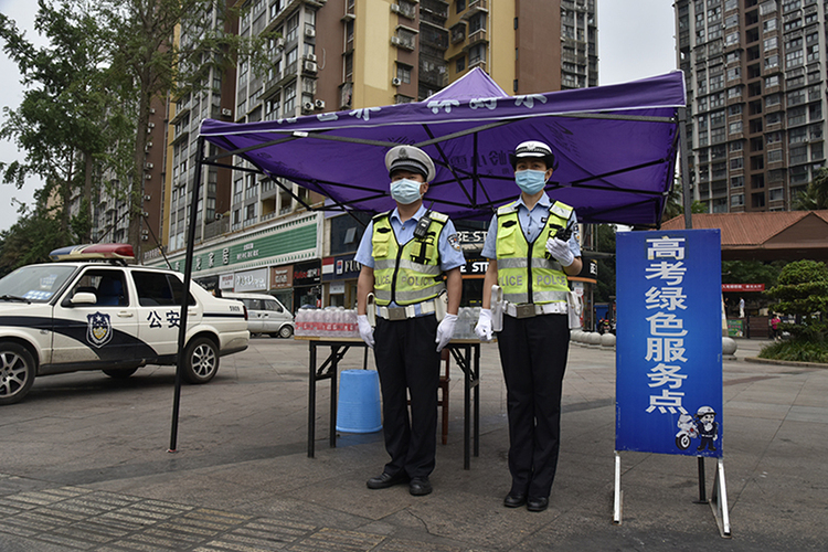 成都大邑县公安局开辟高考绿色通道为高考学生保驾护航_fororder_高考绿色服务点-供图-大邑县公安局