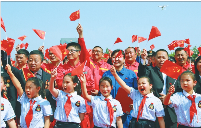 大庆举行佩戴国旗徽章活动