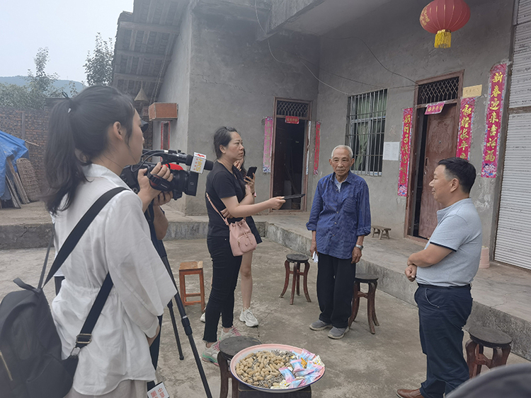 “敬仰烈士 关爱烈属”海外华文媒体集中采访活动在巴中启动_fororder_张善明（右二）老人正在讲述故事-摄影-雷艳