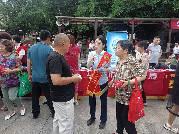 守护百姓“钱袋子” 广汉市开展防范非法集资集中宣传活动_fororder_mmexport1623727409462
