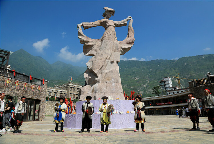 （转载）羌族传统祭祀活动引客来 四川茂县热热闹闹迎佳节