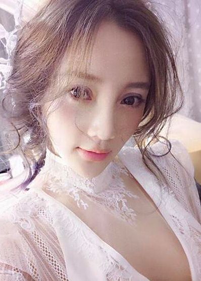 李小璐自拍下巴又火了！蛇精脸才是抢镜神器