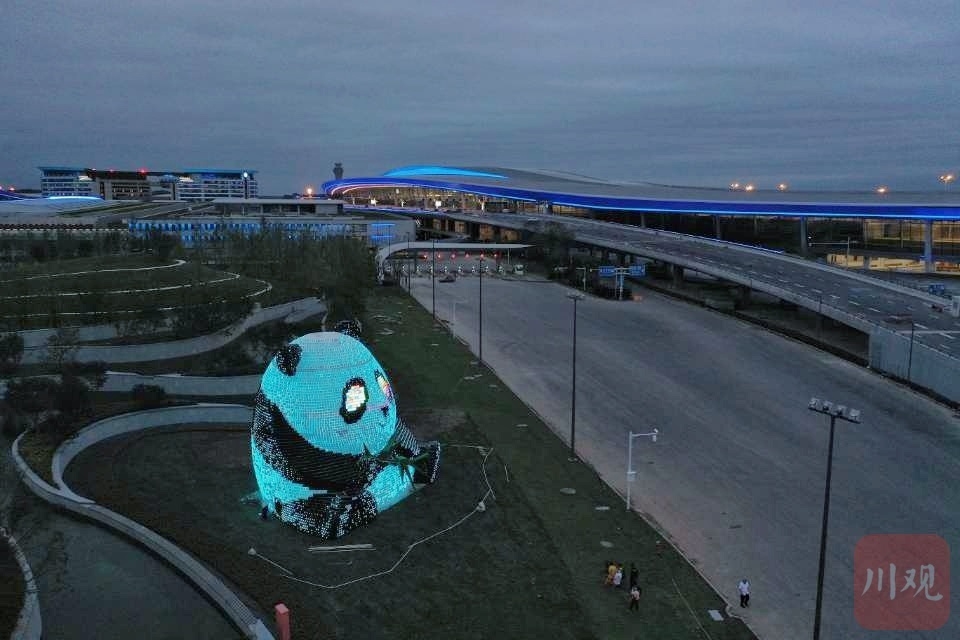（转载）成都天府国际机场大熊猫“团团”亮灯了