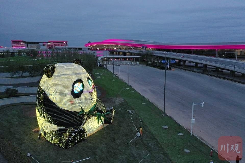 （转载）成都天府国际机场大熊猫“团团”亮灯了