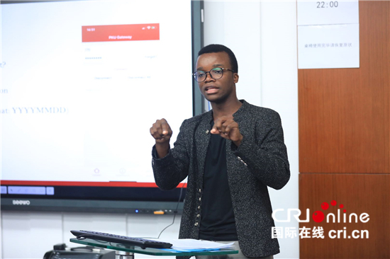 北大非洲留学生：收到习近平主席回信非常兴奋 钦佩中国共产党 希望把中国经验带回祖国促进中非交流合作_fororder_2019年夏，门杜在给北大新入学留学生介绍校园情况（受访者供图）