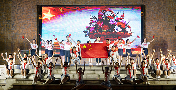 自贡市沿滩区举办第七届端午诗会 吸引近千名居民参与_fororder_1演出现场