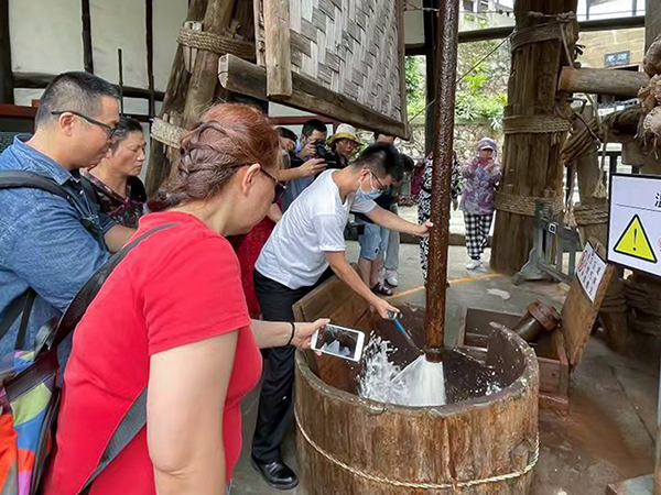 深度记录自贡的美 自贡第三届原创短视频大赛正式开启_fororder_3观看盐卤提取过程（摄影-赵丽）