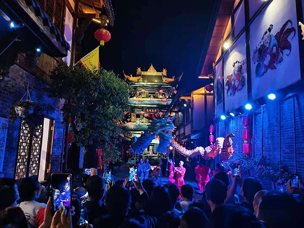 端午小长假 南充实现旅游收入7.99亿元_fororder_阆中古城实景表演