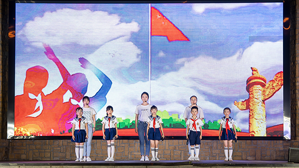 自贡市沿滩区举办第七届端午诗会 吸引近千名居民参与_fororder_2演出现场