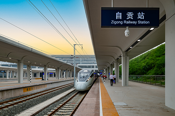 自贡首发高铁“千年盐都号”抵达成都 自贡正式迈入高铁时代_fororder_1自贡进入高铁时代（摄影-廖志全）