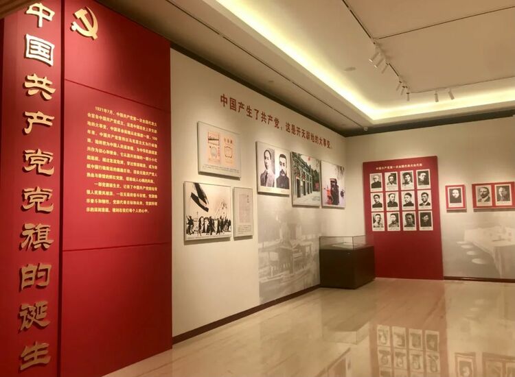 《旗帜飘扬——党旗国旗军旗诞生珍贵史料展》开展