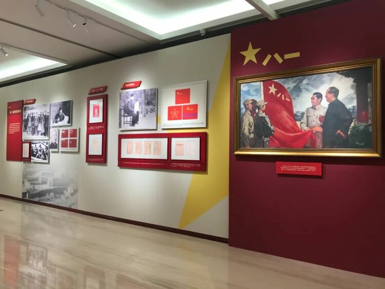 《旗帜飘扬——党旗国旗军旗诞生珍贵史料展》开展