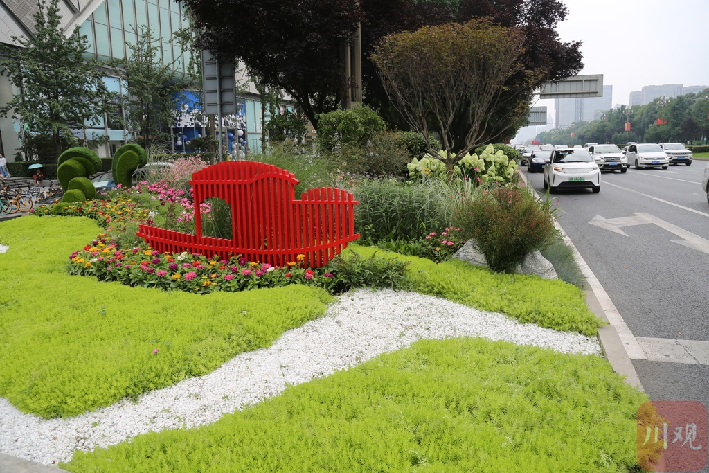 （转载）花重锦官城 超美花境作品装点成都街头