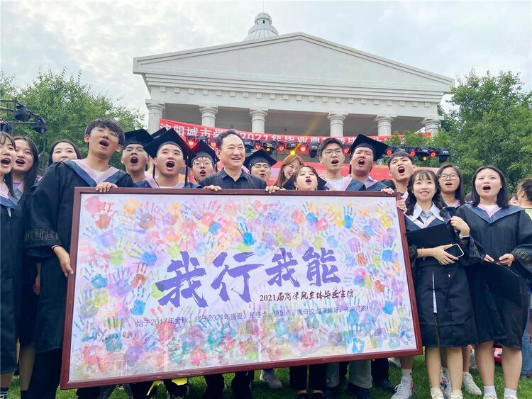 沈阳城市学院举行绿岛“毕业晚宴” 励志校园剧《大三女生》开机_fororder_毕业2