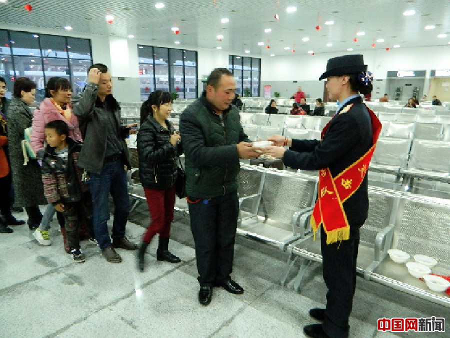 网络媒体走转改：快乐“闹”元宵 温暖出行路