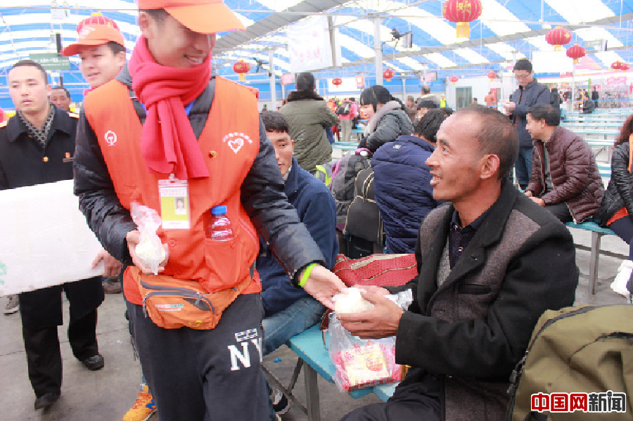 网络媒体走转改：快乐“闹”元宵 温暖出行路