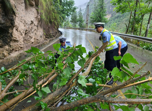 【原创】重庆云阳交巡警雨中坚守 保安全促畅通_fororder_微信图片_20210622144740