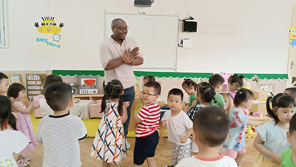 都江堰外籍教师阿里：最大的快乐是看到孩子们有进步_fororder_2