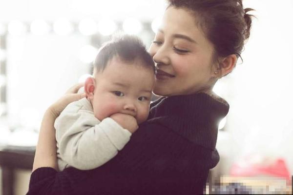 梅婷携子女加盟《妈妈是超人》 一子一女呆萌出镜