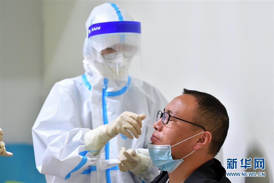 湖北保康：初三高三教职员工接受核酸检测