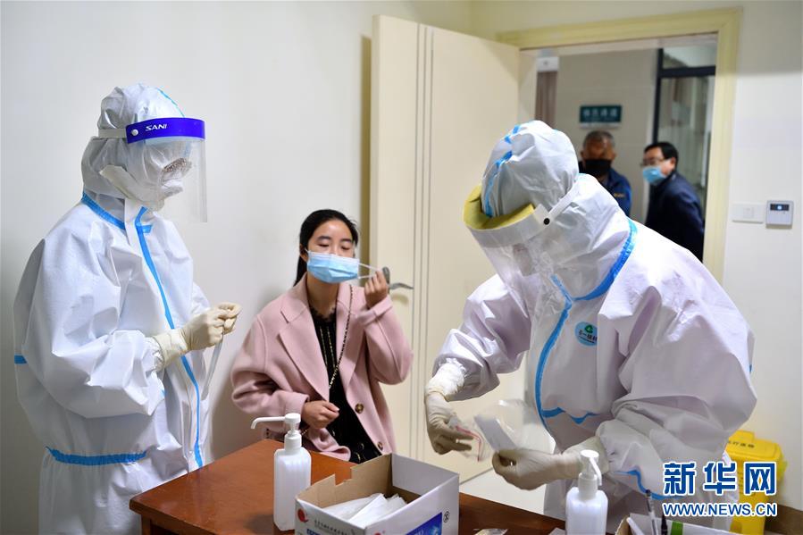 湖北保康：初三高三教职员工接受核酸检测