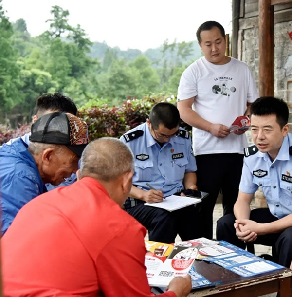 成都大邑县党员民警杨攀：做一名对人民有用的人_fororder_杨攀（右一）走访群众-供图-大邑县公安局