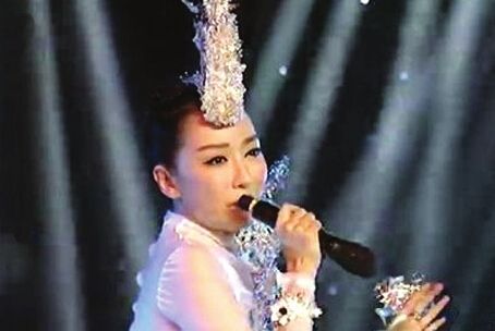 萨顶顶假唱拿反话筒 明星演出现场出糗好尴尬