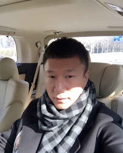 孙红雷戴格子围脖晒自拍 网友：眼睛有点肿