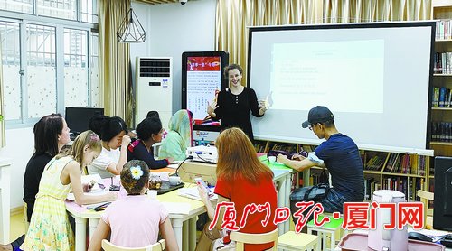 捷克女子在厦教中文已三年 专门服务在厦外籍人士