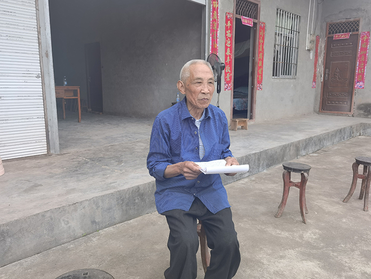 巴中烈士遗属张善明：继承父亲遗志 将红军精神延续_fororder_烈属张善明介绍自己在工作中如何传承红军精神