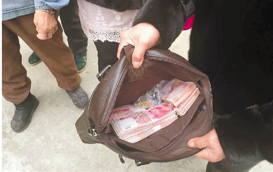 84岁老太捡到个包交警察 内有6万元现金130克黄金