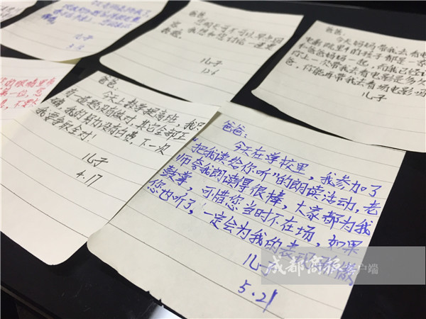 高中老师早出晚归难陪儿子 父子靠百张留言条交流