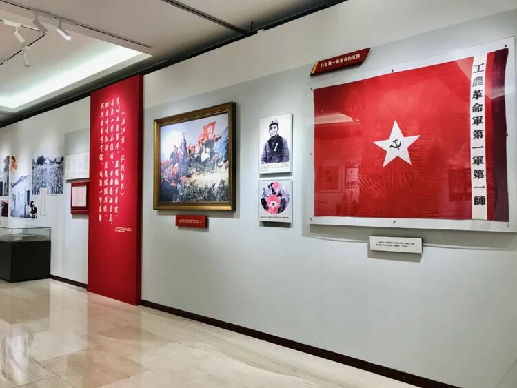 《旗帜飘扬——党旗国旗军旗诞生珍贵史料展》开展
