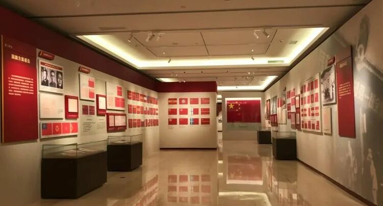 《旗帜飘扬——党旗国旗军旗诞生珍贵史料展》开展