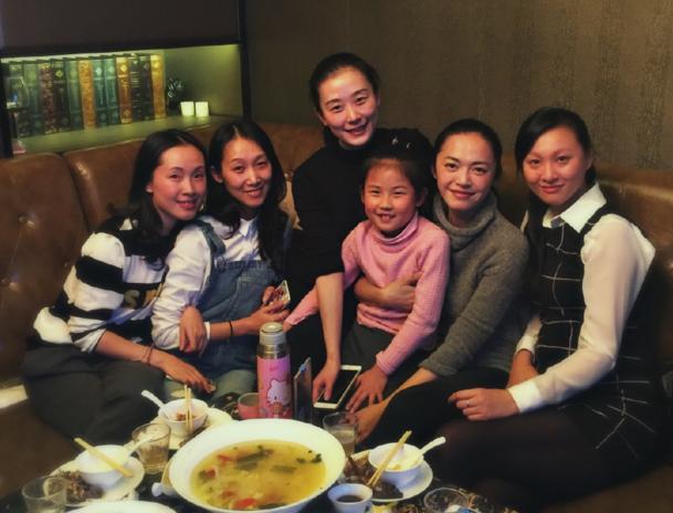 女大18变！姚晨晒中学毕业照 你能找出哪个是她吗？