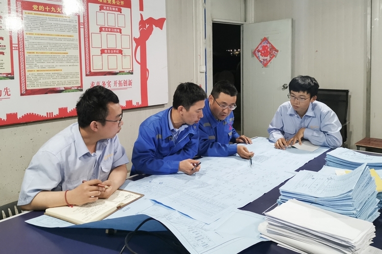 奋战在国际绿色石化城的福建安装“老中青”_fororder_林世龙（左二）、林淋（右二）、郑海郎（左一）、黄超（右一）正在讨论施工进度 供图 福建安装