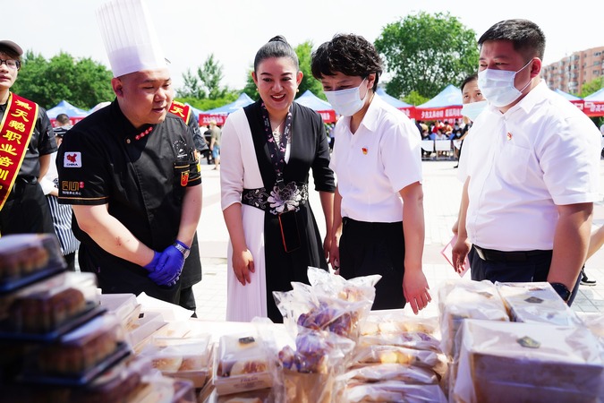哈尔滨市道外区举办助力历史文化街区焕彩新生暨“职等你来 就业同行”就业创业服务活动