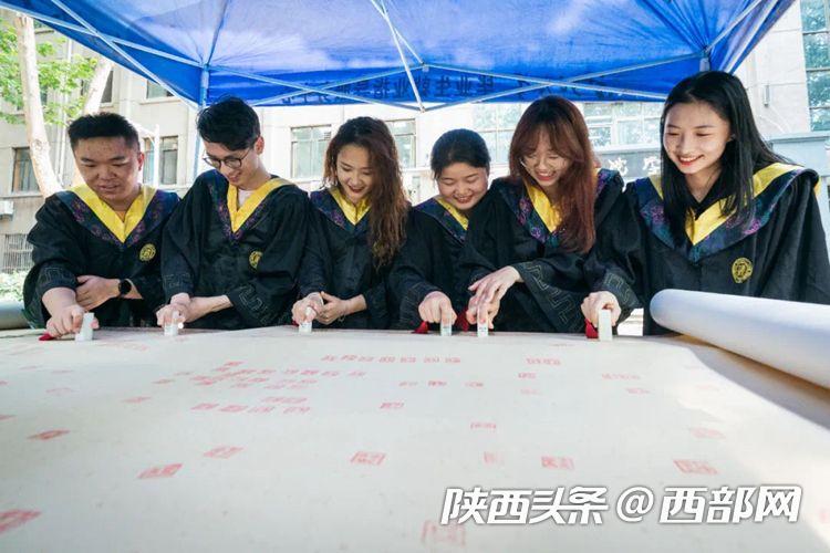 （转载）陕西这所大学的毕业礼物能当“传家宝” 7年累计送出近5万枚