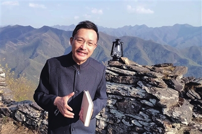 名牌大学毕业回乡创业当主播 “乡村学者”讲名著走红网络
