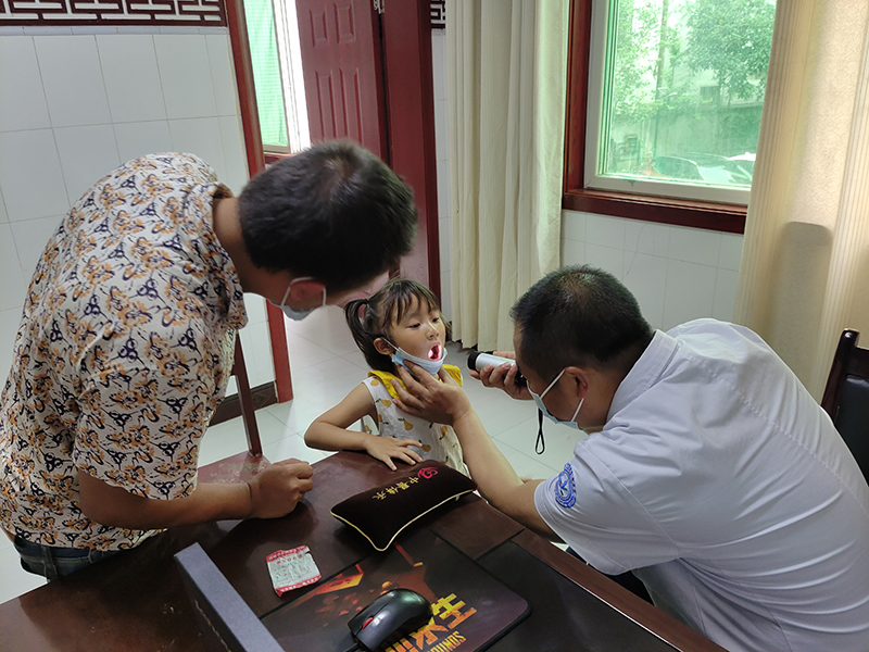 小病就近医 有问题到“次中心” 眉山洪雅打造“30分钟医疗服务圈”_fororder_东岳次中心医院医生正在为群众看病--摄影-何鑫