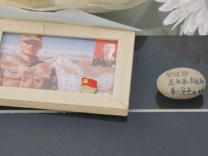 肖思远父亲参展看到儿子遗物落泪 留言：思远，我想你