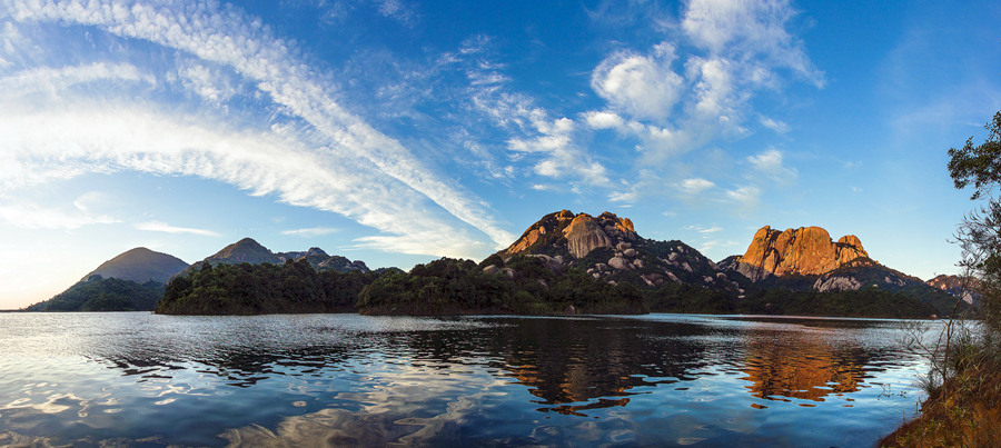 福建乌山天池：群山绕碧水 景致美如画