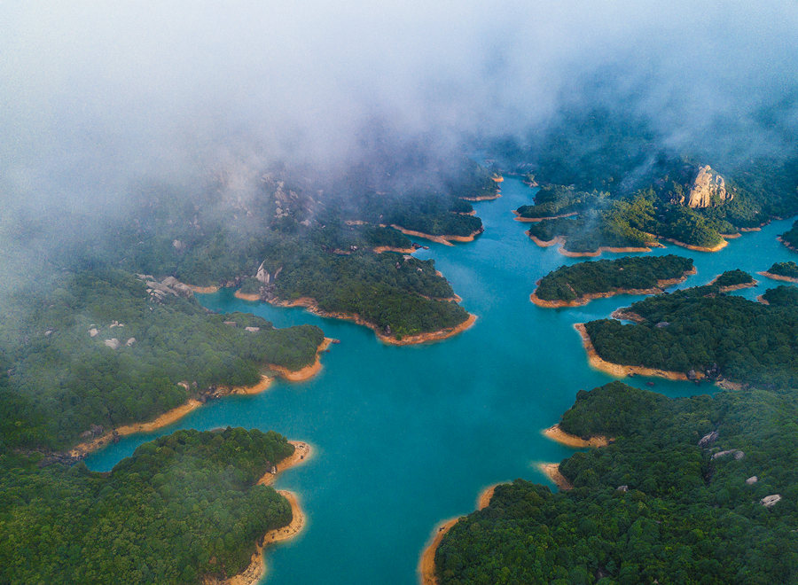 福建乌山天池：群山绕碧水 景致美如画