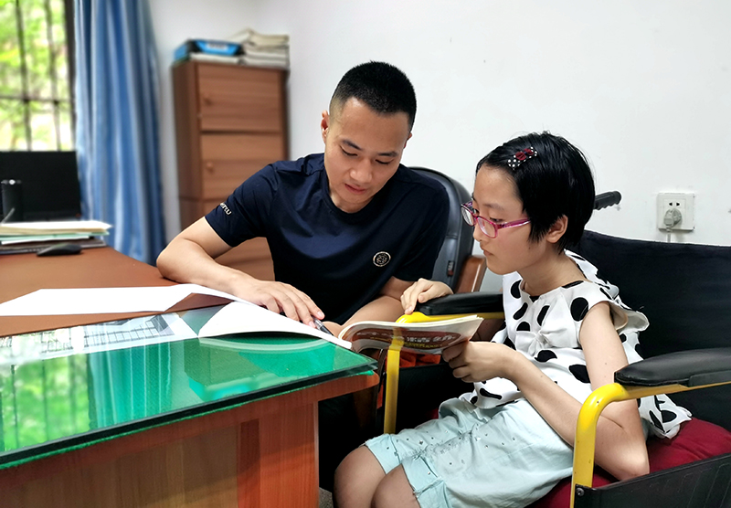 谭伍越：“不普通”的身体拥有超越平凡的力量 高考成绩优异努力奔向未来_fororder_谭伍越正在请教老师问题-摄影-潘建勇